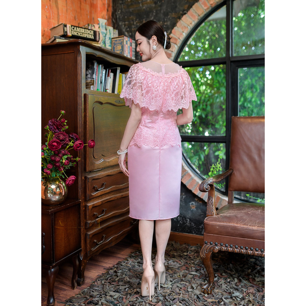 kudapy เดรสสั้น ผ้าไหมทรงสวย แต่งคลุมไหล่ระบายรอบตัวถึงด้านหลัง มีซับในทั้งชุด แต่งซิปหลัง