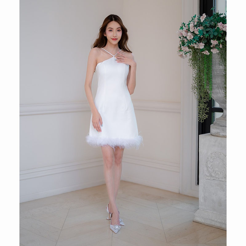 kudapy มินิชุดเดรสสั้นสีชมพู/สีขาว ออกงานเว้าไหล่ แต่งปลายขนนก ผูกเชือกข้างหลัง