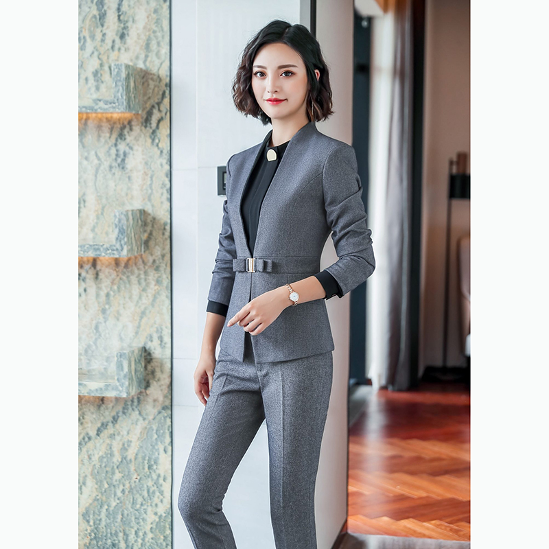 kudapy ชุดสูททำงานสีเทา/สีดำ/สีกรม ไม่มีปกพร้อมกางเกง จุดเด่นของชุดนี้คือการออกแบบชุดให้กระชับเข้ารูปสวยงาม