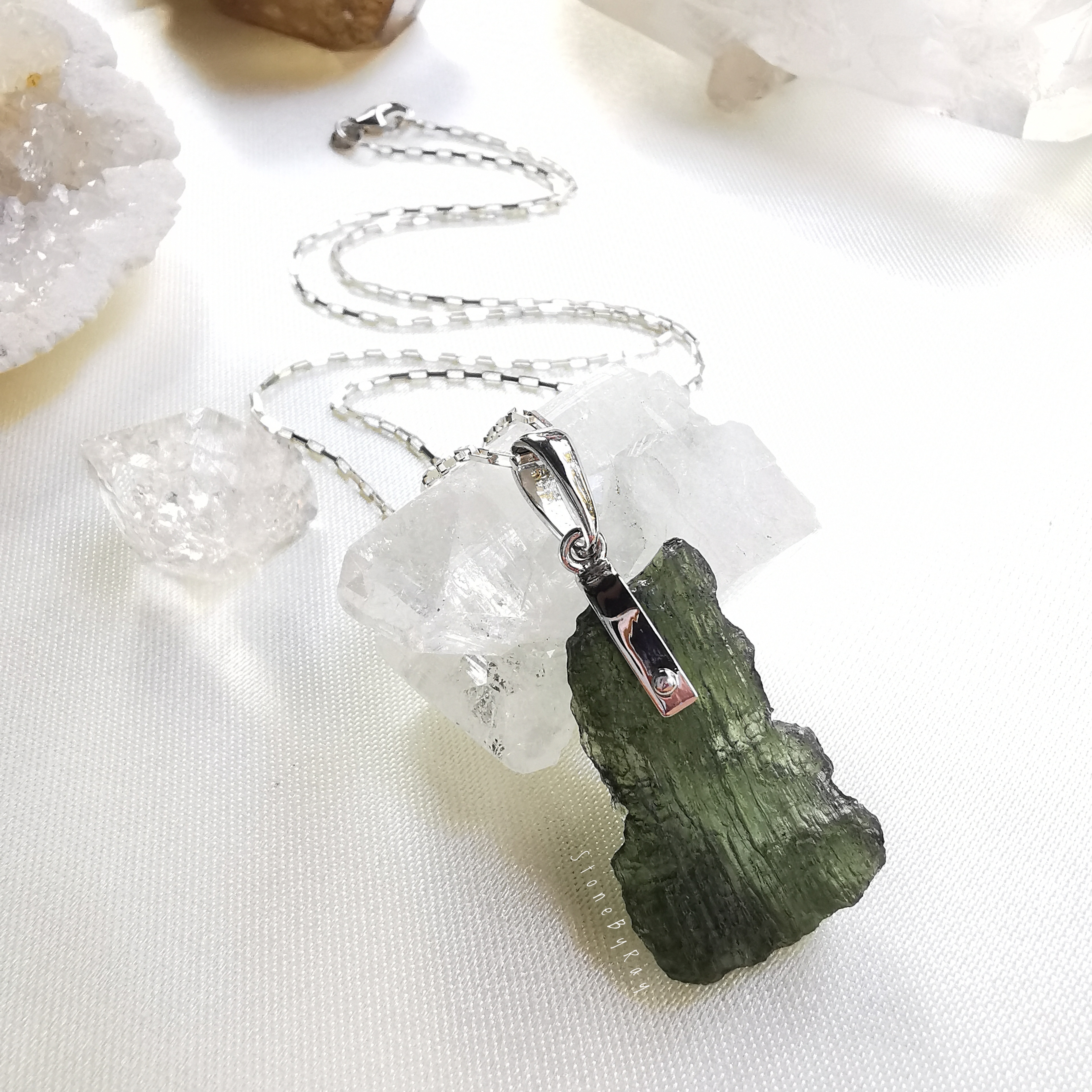 สร้อยคอเงินจี้สะเก็ดดาวโมดาไวท์(Moldavite)