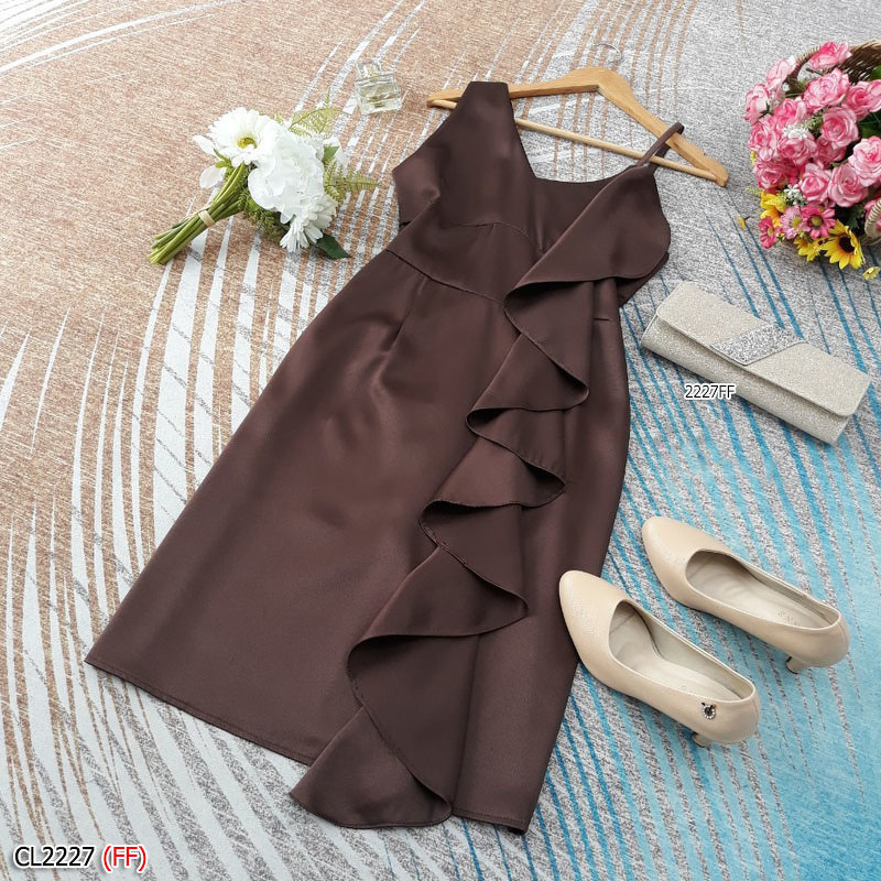 kudapy เดรสสายเดี่ยวสีน้ำตาลเข้ม/สีเขียว/สีฟ้า/สีน้ำตาล ผ้าซาร่าเงา แต่งระบายย้วยลงมาเพิ่มความโดดเด่นให้กับชุด