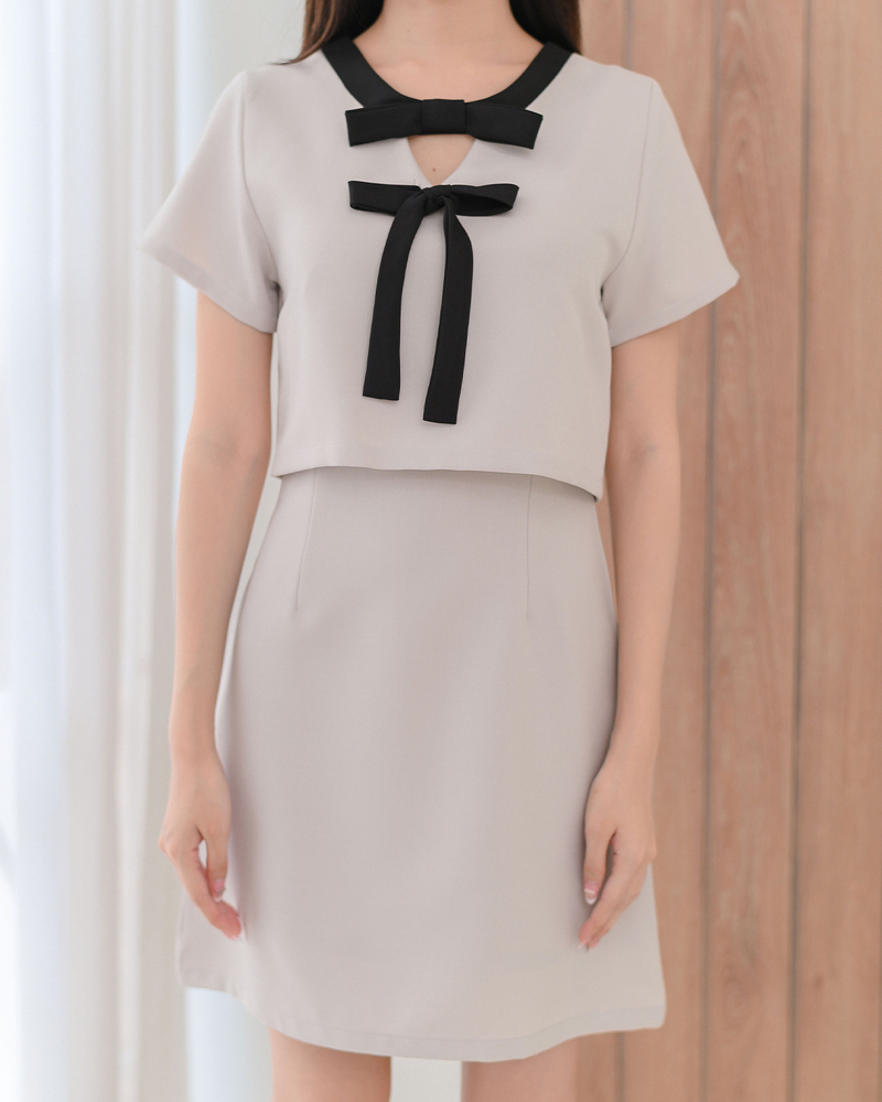 kudapy เดรสแขนสั้นคอวี แต่งโบว์สีตัดตัวชุด 2 ชั้น เดรสชิ้นเดียวน ผ้าเนื้อนิ่มรีดง่ายใส่สบาย ซิปหลังมีซับในทั้งตัว