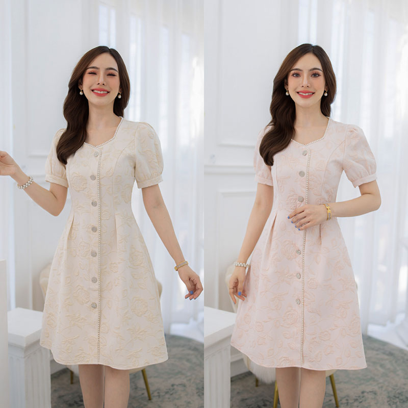 kudapy เดรสสั้นสีโทนครีมทอง/สีโทนโอรส ผ้าแจ็คกาดทอพรีเมียม มีลายดอกมิตินูน ผ้าสวยหรูมาก มีดีเทลแต่งมุกรอบคอ และแต่งกระดุมเพชร สวยแบบทูอินวัน หรูผสมหวาน