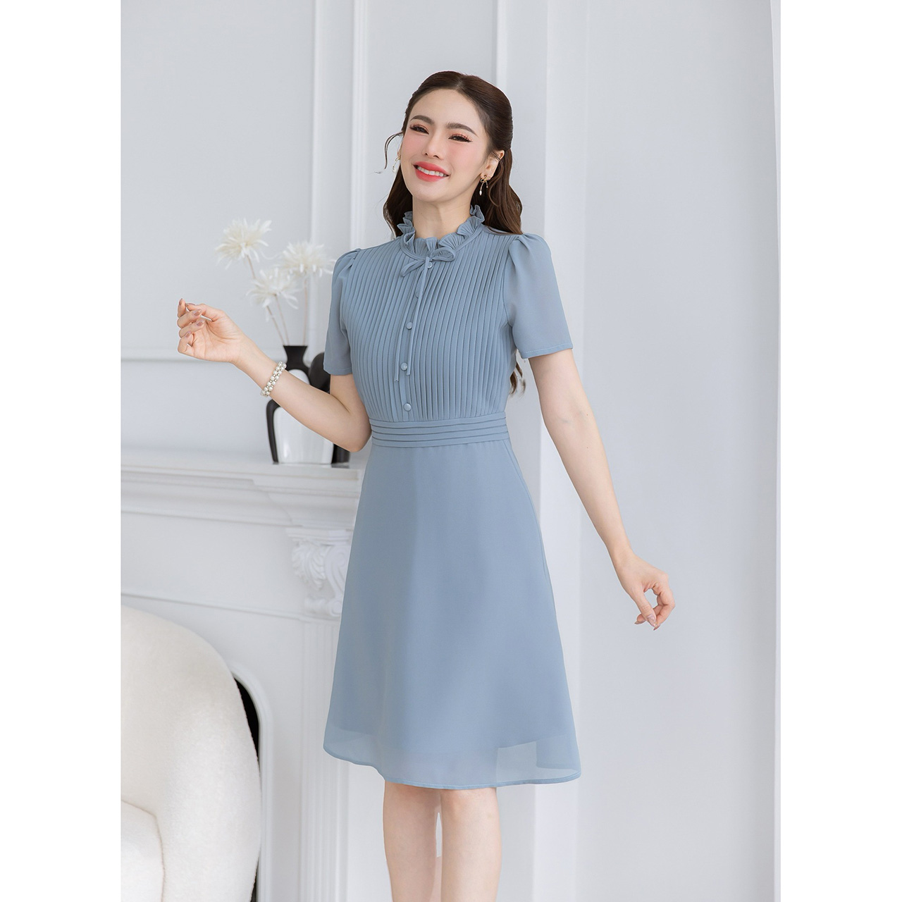 kudapy เดรสผ้าพื้นชีฟอง เย็บเป็นเกล็ดแนวตั้งด้านหน้าและขอบเอวแนวนอน ช่วงคออัดพลีทสวยมีวอลุ่ม แต่งโบว์และแต่งกระดุม