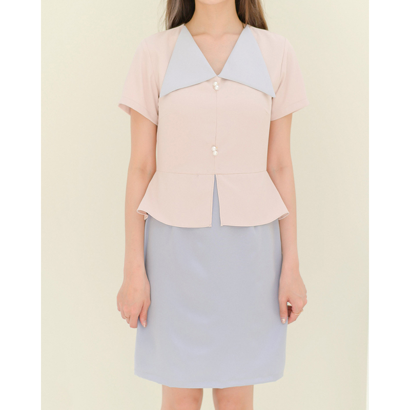 kudapy เดรสสั้นสีชมพูอ่อน/สีครีม ทูโทนสีละมุน ตัวเสื้อคอวีแต่งปกสามเหลี่ยม ติดกระดุมมุกให้ลุคดูสวยแพง ช่วงกระโปรงทรงสอบนิดๆ เป็นเดรสชิ้นเดียวมีซิปหลัง ซับในทั้งตัว
