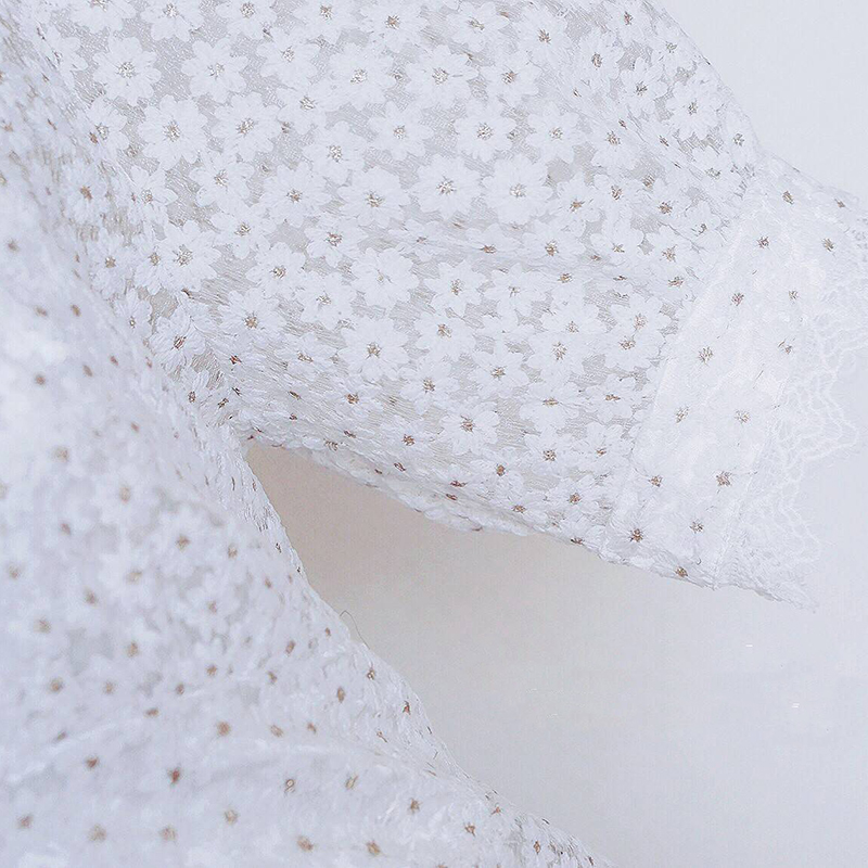 kudapy เดรสยาวสีขาว งานปัก+ซับในสายเดี่ยวแยกชิ้น ใช้ผ้าเนื้อดีปักลายดอกไม้ แต่งเกสรด้วยไหมดิ้นทอง ช่วงเอวแต่งประดับกระดุมเงิน