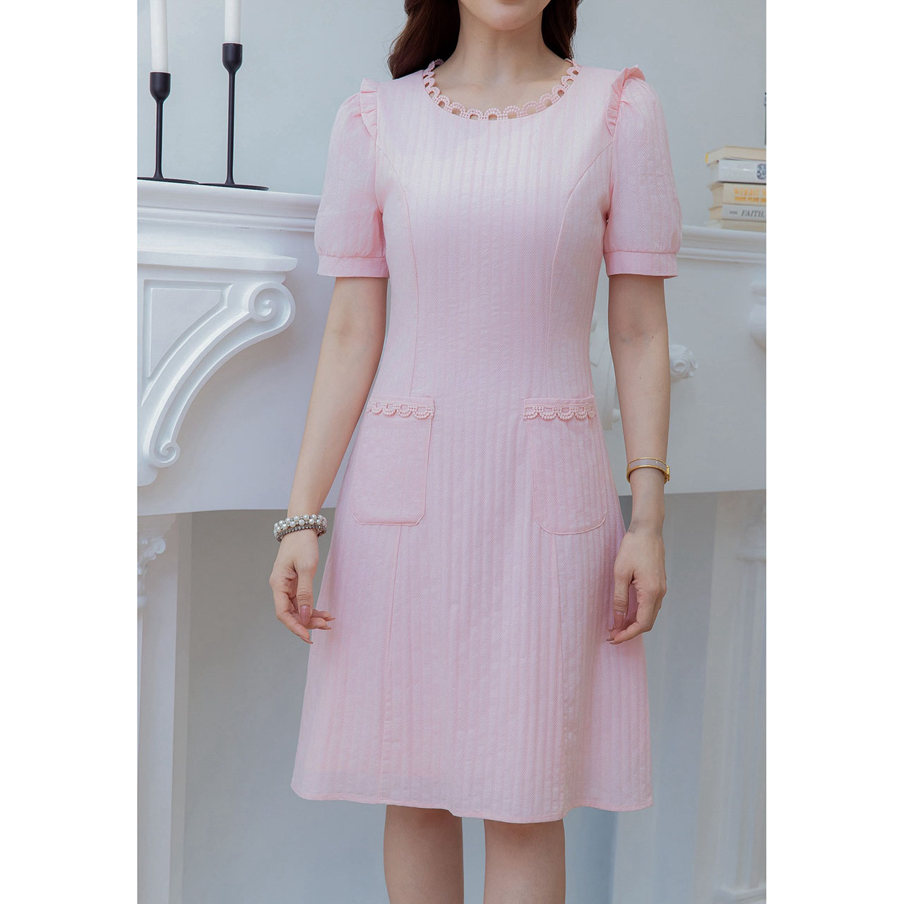 kudapy เดรสสีพื้นสวยหวาน ดีเทลแต่งลูกไม้รอบคอ แต่งกระเป๋าด้านหน้า ช่วงไหล่มีดีเทลเย็บระบาย