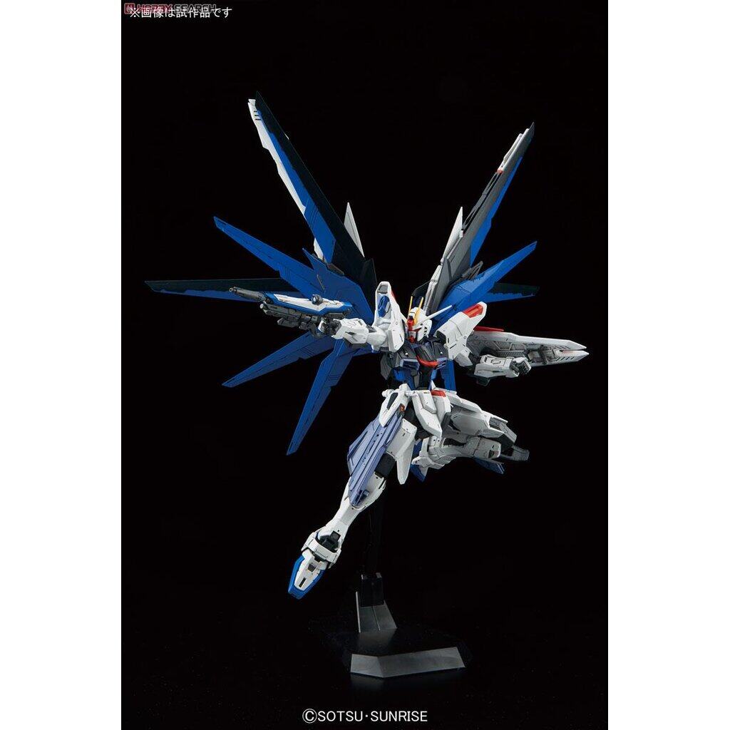 Bandai 4573102616111 MG 1/100 Freedom Gundam ver 2.0 4500yen