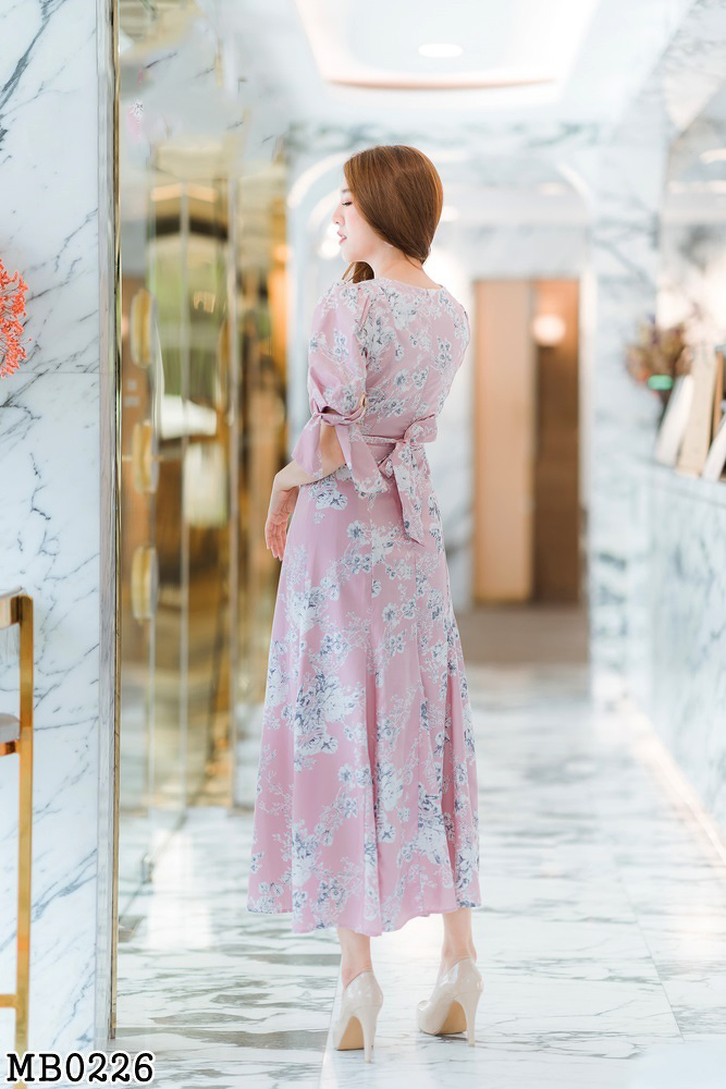 เดรสยาวสีชมพู แต่งลายดอกทั้งชุด เอวแต่งช่องสำหรับใส่เข็มขัดผ้า S/L