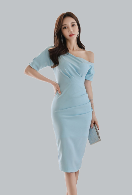 ชุดเดรสผ้าโพลีเอสเตอร์สีฟ้า แขนสั้น ดีไซส์เปิดไหล่ด้านซ้าย