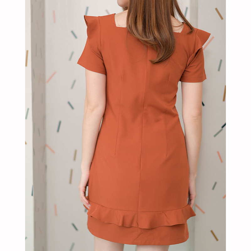 kudapy เดรสสั้นสีส้มอิฐ/สีเขียว/สีเหลือง/สีชมพู คอเหลี่ยม ดีไซน์น่ารัก มีระบายที่รอบแขนและช่วงชายเดรสเพิ่มความหวาน ใส่ง่ายได้หลายโอกาส