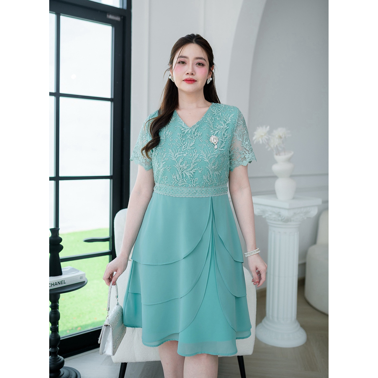 kudapy เดรสกระโปรงเลเยอร์สามชั้น เดรสด้านบนเป็นงานผ้าลูกไม้ใยบวบปักลายแซมเลื่อม กระโปรงผ้าชีฟอง เอวตกแต่งอะไหล่ลูกไม้เป็นเข็มขัดดีเทลสวย