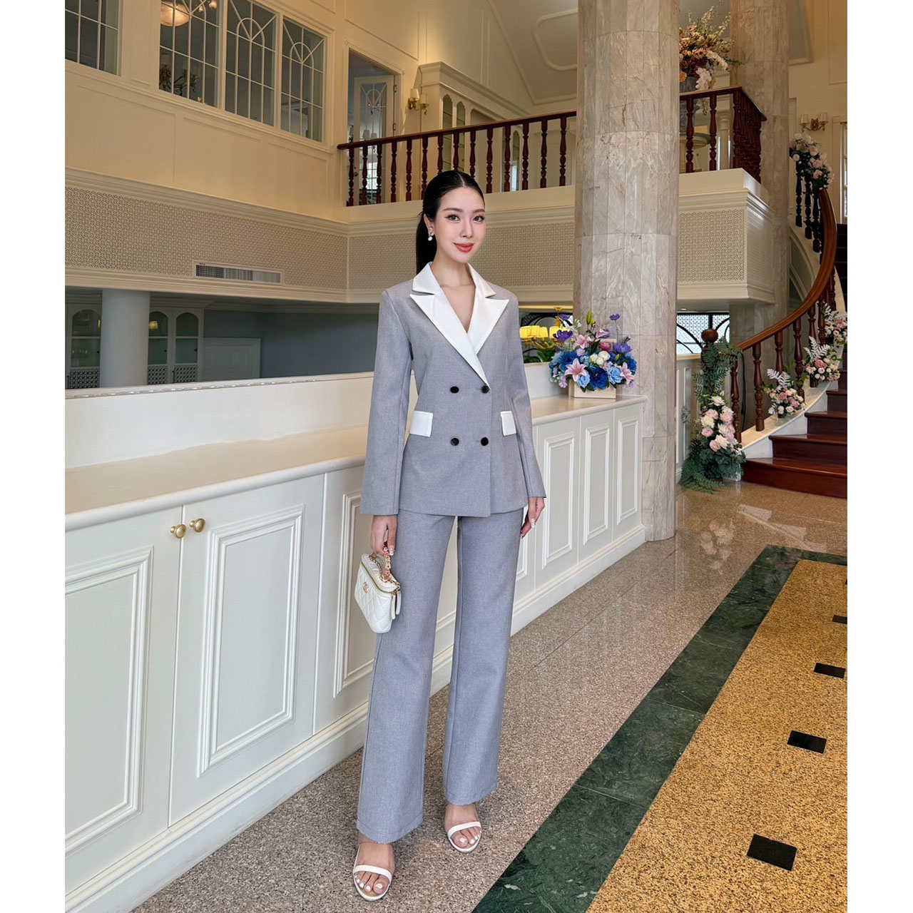 kudapy เซ็ทสูท สวยคลาสสิค ไซน์ทรงทันสมัย เพิ่มความหรูหราด้วยการแต่งสีทูโทน เสื้อแต่งกระดุมด้านหน้า 4 เม็ด มีซับในทั้งชุด เข้ารูปสวย