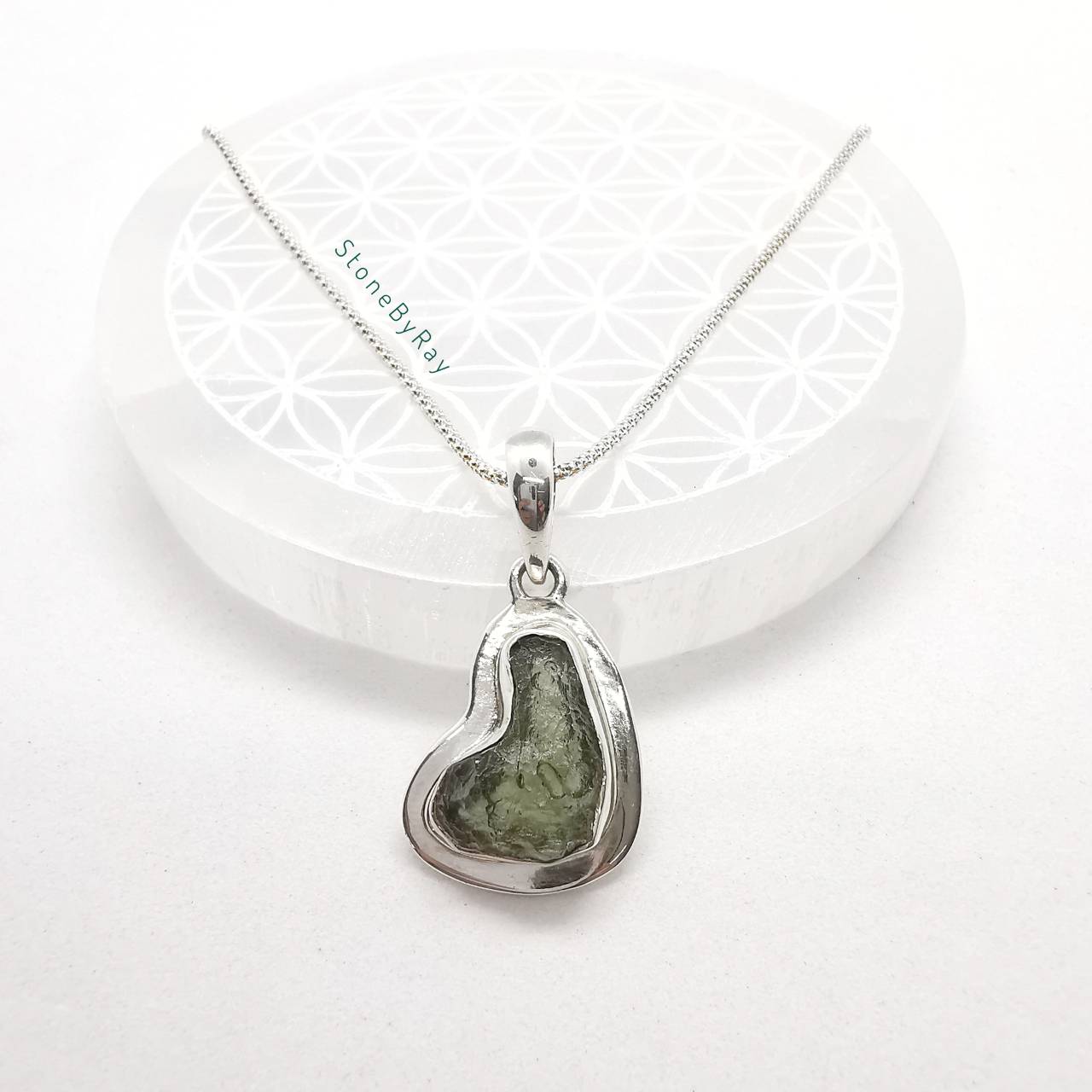 สร้อยคอเงินจี้สะเก็ดดาวโมดาไวต์ Moldavite