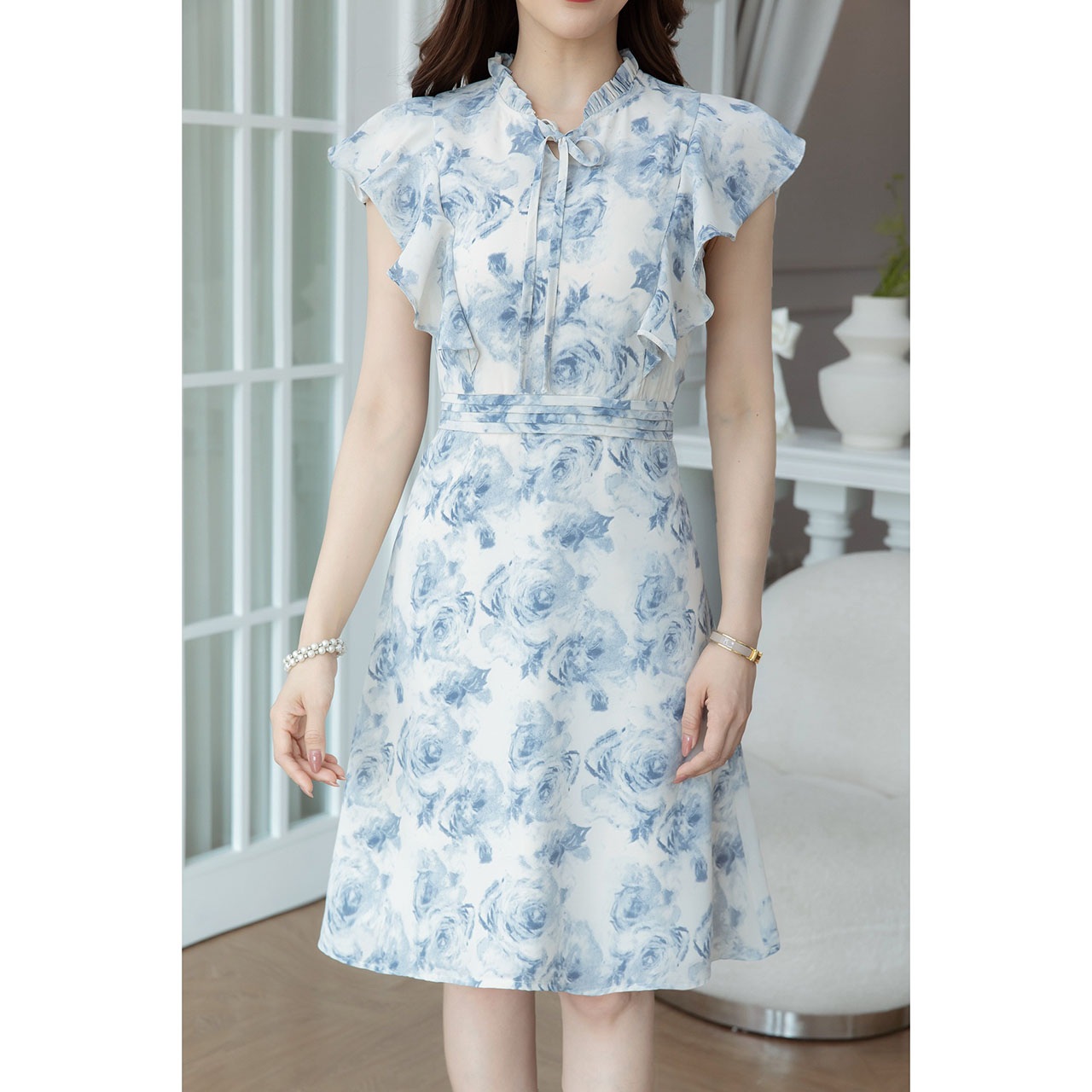 kudapy เดรสสั้นสีครีม/สีฟ้า แขนปีกคอโบว์ ผ้าลายสวยเป็นโทนพาสเทลคลาสสิค มีดีเทลตีเกล็ดขอบเอว เป็นซิปหลัง มีซับใน