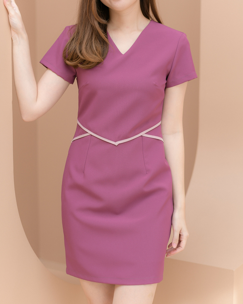 เดรสสั้นคอวี แขนสั้นสีกรมท่า,สีแดงเลือดหมู, สีดำ, สีน้ำตาล ,สีม่วง แต่งลายที่เอว เดรสทำงานทรงสวย งานดีมาก ซิบหลัง ซับใน