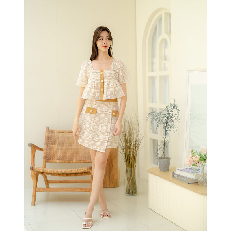 kudapy ชุดเซ็ทผ้าปักลายดอกสีครีม มีซับใน เสื้อครอปทรงบานดีเทลปักกระดุมกลางอก คอเหลี่ยม กระโปรงเข้ารูป