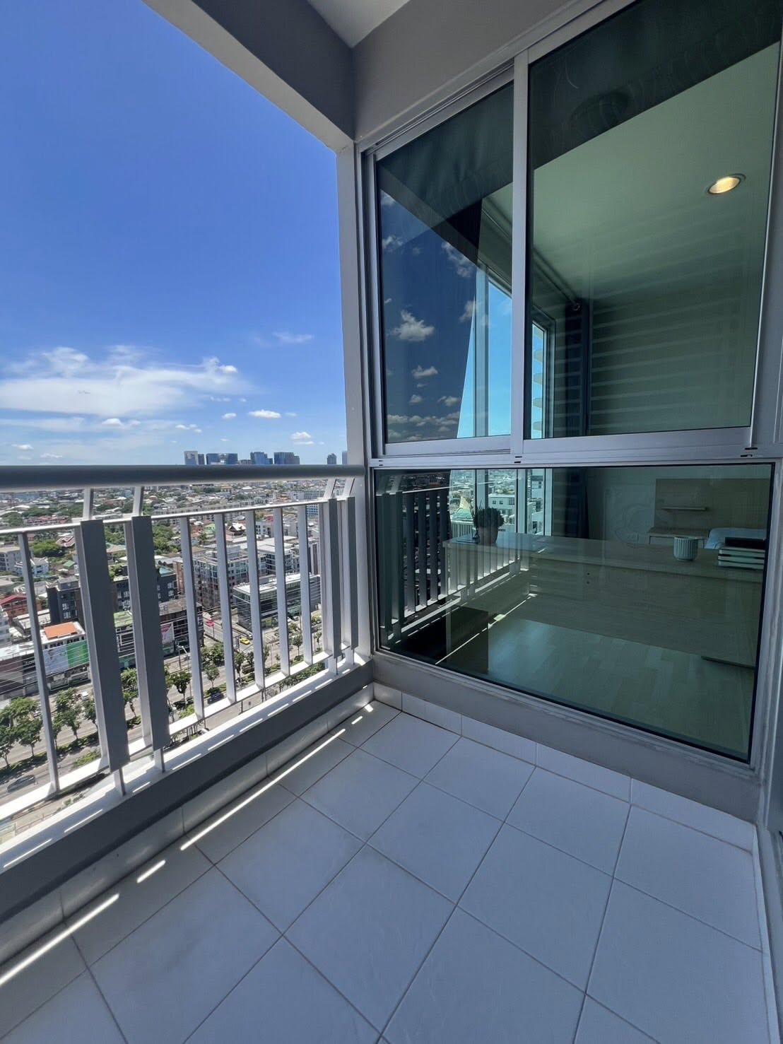 ให้เช่าคอนโด Rhythm Ratchada (ริธึ่ม รัชดา) โซนพื้นที่ MRT รัชดา ห้องแบบ 1ห้องนอน / 1ห้องน้ำ / โซนครัวปิด ขนาดห้อง 46 ตรม. ชั้น 20 ตึก A