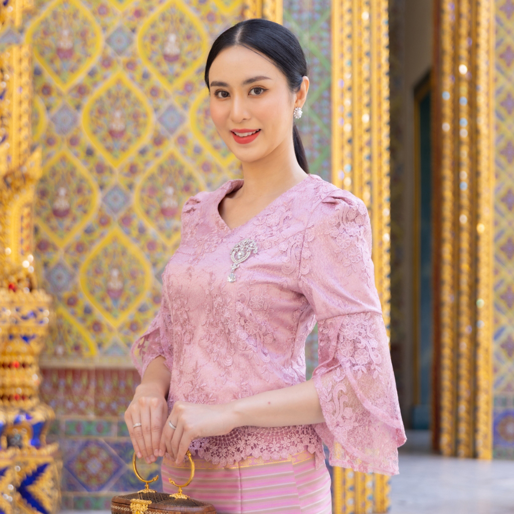 kudapy เซทเสื้อลูกไม้แดงขลิบชมพูใยบวบทรงแขนระบายดอกลอย ผ้าถุงผ้าไหมแพรวากาฬสินทร์