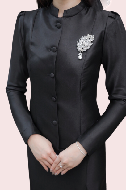 ชุดไทยจิตรลดาสีดำ เซ็ท 2 ชิ้น เสื้อผ้าไหมกระดุมหน้า + พร้อมกระโปรงทรงสอบ