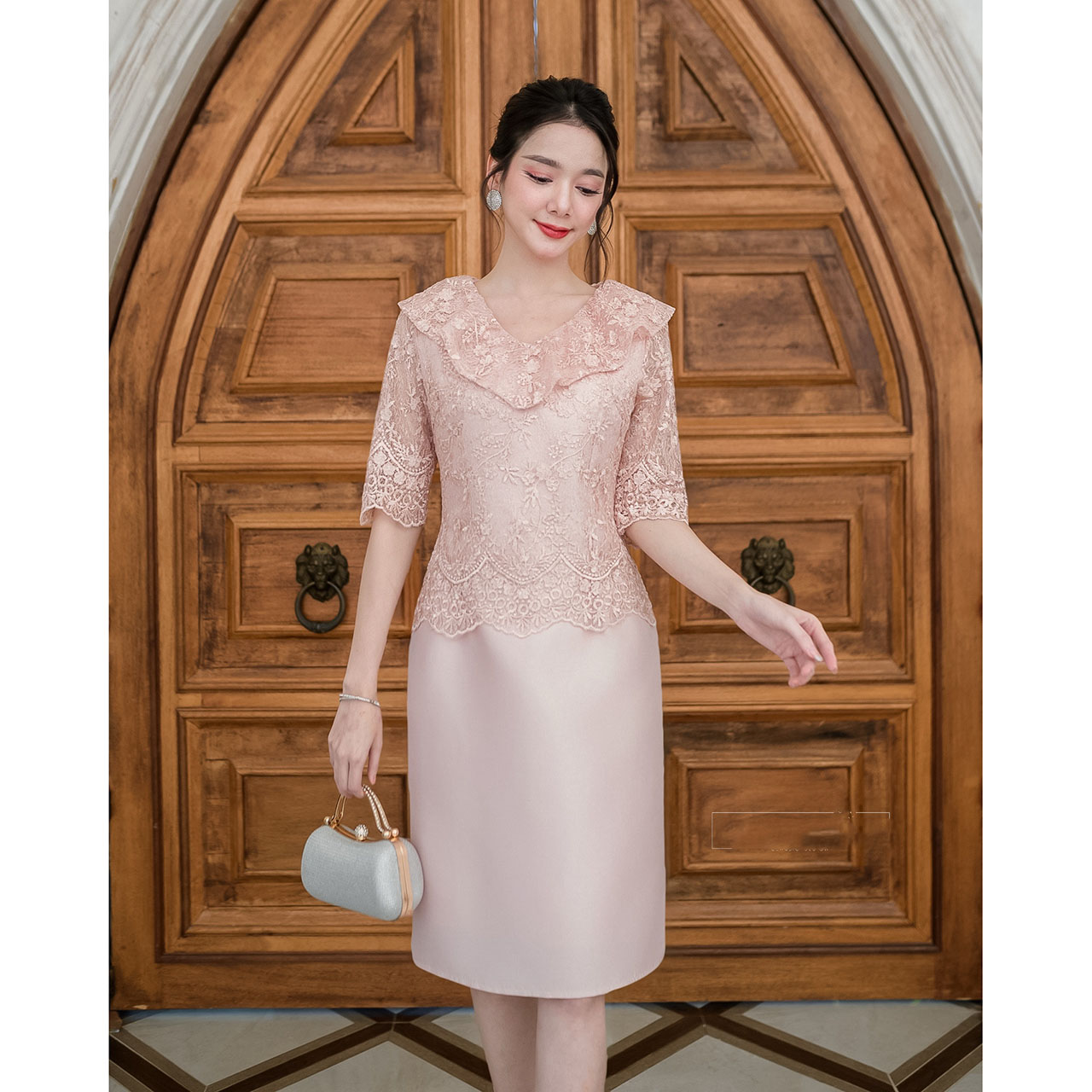 kudapy เดรสสั้นสีชมพูกะปิ/สีชมพูโอรส เนื้อผ้าดีสวยพรีเมี่ยมลูกไม้เนื้อนิ่ม แขนศอกสุภาพเรียบร้อย ช่วงคอเสื้อเก๋มากค่ะเป็นคอวีแต่งระบายรอบคอ