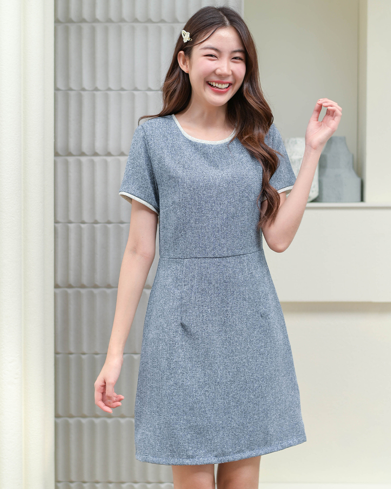 kudapy เดรสแขนสั้นคอกลม เนื้อผ้าทวีดมีกิมมิคลายทอใส่สบายแทบไม่ต้องรีด เพิ่มกิมมิคกุ๊นขอบคอและแขนด้วยผ้าทวีด จับเกล็ดเข้ารูปเอวสวย