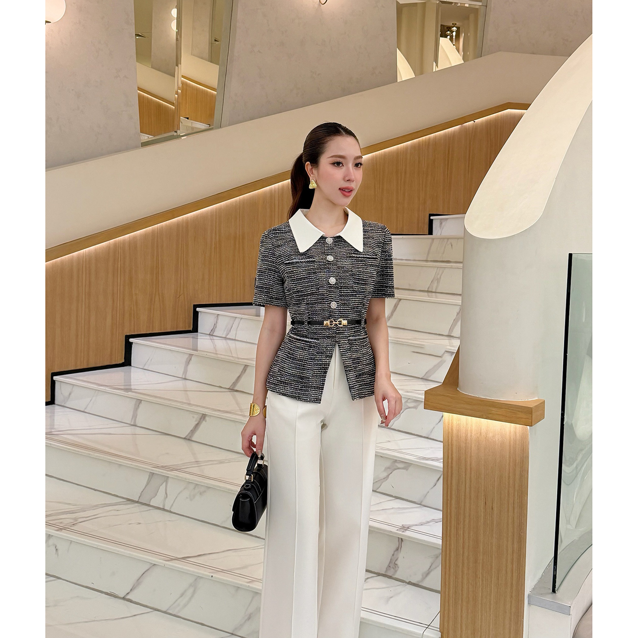 kudapy set 3 ชิ้น: เสื้อทวีต+กางเกง+เข็มขัด ชุดทวีตปกขาว ีเทลกระดุมคริสตัลคือความหรู เสื้อท็อปผ้าทวีต