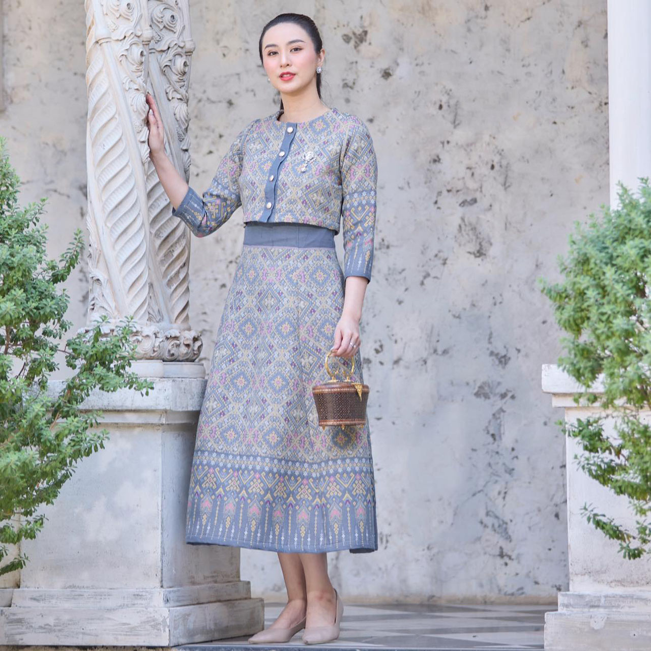 kudapy ชุดเซ็ทเสื้อ+กระโปรงสีเทาเงิน ออกงาน ชุดไทยประยุกต์ ผ้าไหม ผ้าอัดกาวทั้งชุด ลายไทยสวยดูดดี