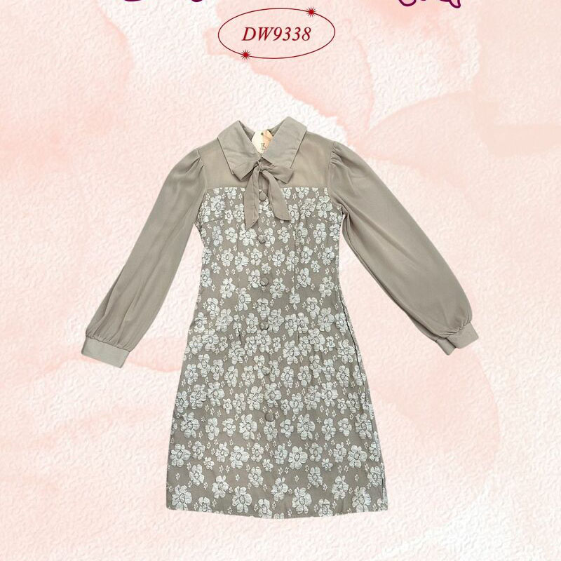 kudapy เดรสสั้นสีขาว/สีน้ำตาล/สีเขียว ผ้าทอลายดอก แต่งชีฟองแขนยาว คอปก ดีเทลโบว์น่ารัก งานซิปหลัง