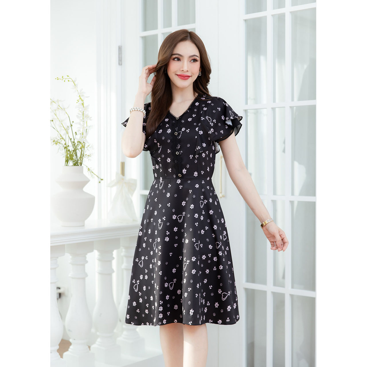 kudapy เดรสสั้นสีดำ/สีคราม พิมพ์ลายหัวใจและดอกไม้ แพทเทิร์นระบายแขนปีก ช่วงแขนเป็นชีฟองพื้นซ้อนกัน