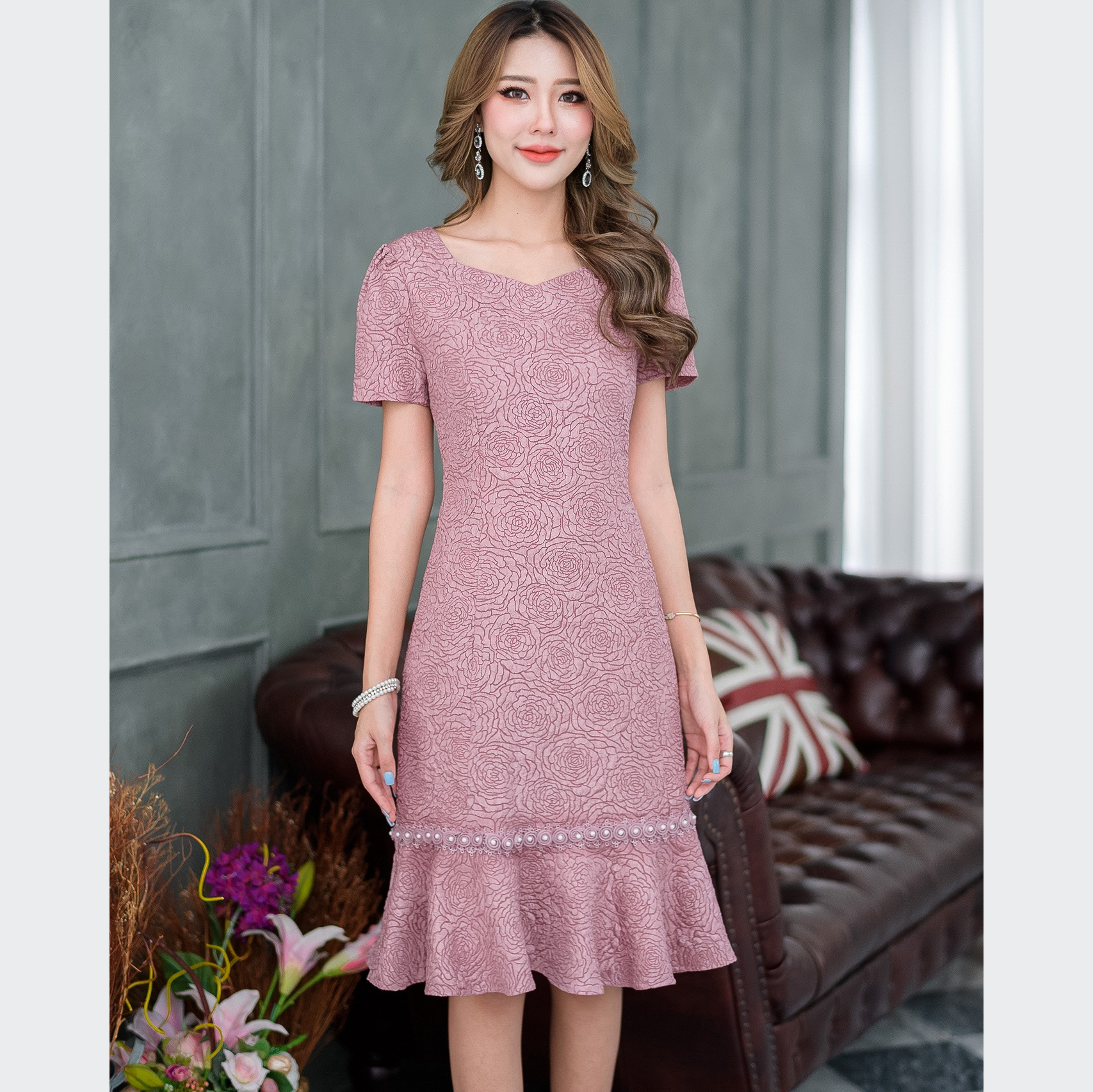 kudapy เดรสสั้นลูกไม้ทอลายนูนสีชมพูกลีบบัว ,สีเทาฟ้า ทรงขายดี ทรงใส่ง่าย ของทางร้านค่ะ มีดีเทลแต่งด้วยลูกไม้ลายกุหลาบลายสวยมากๆค่ะ