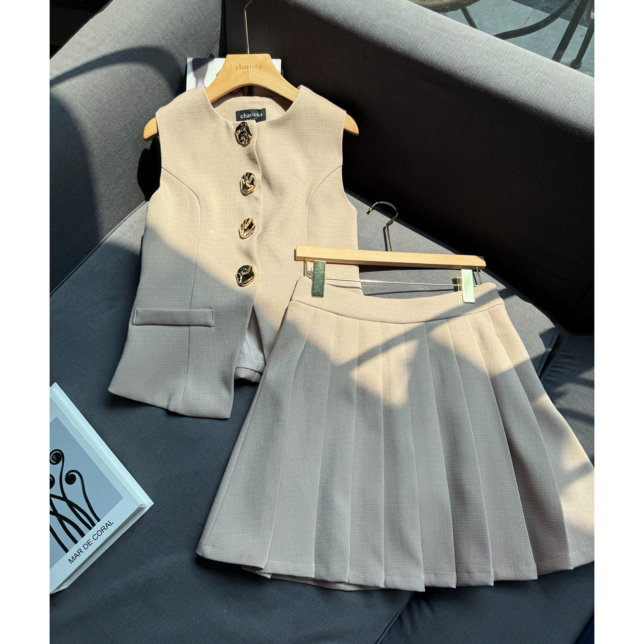 kudapy set เสื้อแขนกุด แต่งกระดุมสีทองเม็ดใหญ่ด้านหน้า(กระดุมทองเย็บติด ด้านใน มาพร้อมกับกระโปรงแต่งจีบ