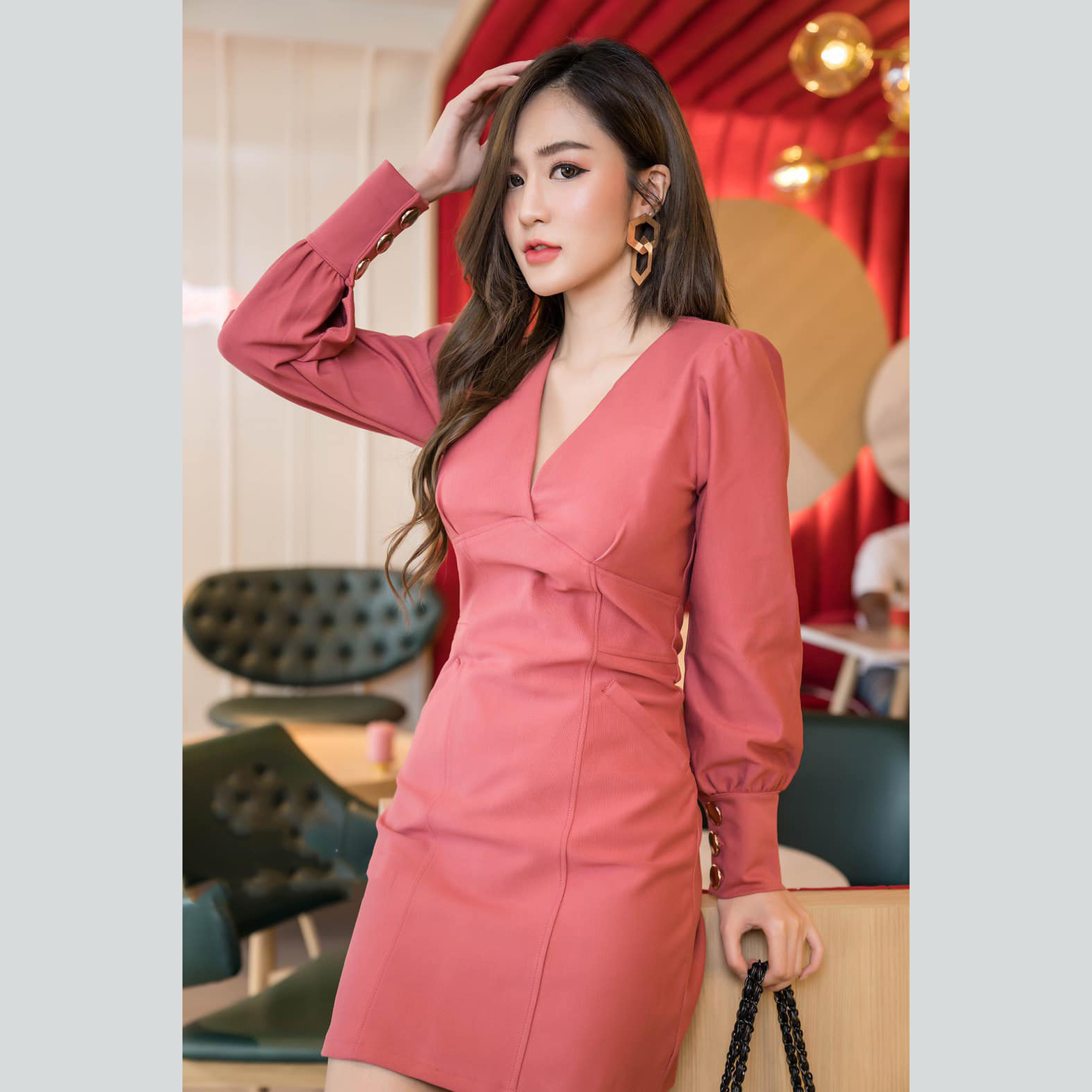 kudapy เดรสสั้นทรงเอคอวีแขนเเต่งกระดุมทองสีชมพูพีท/สีส้ม ซิปหลัง แขนยาวผ่าข้าง กระเป๋าข้างใช้งานได้จริง เรียบแต่ดูเเพง น่ารักมาก ผ้ายืดหนา ยืดหยุ่นตามสัดส่วน