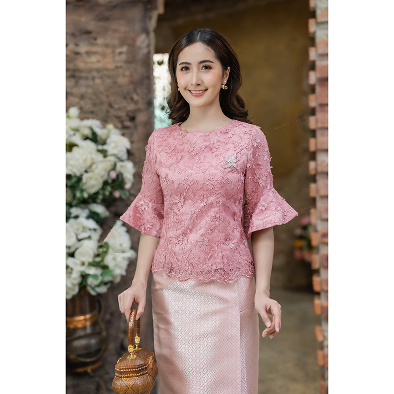 kudapy เสื้อเนื้อผ้าลูกไม้ทอเนื้อสีน้ำเงิน/สีฟ้า/สีชมพู ดอกนูนลอยสามมิติ แจนระบายไม่ยาวมากใส่แล้วดูสวย ตัดลูกไม้ดอกลอย 3 มิติ