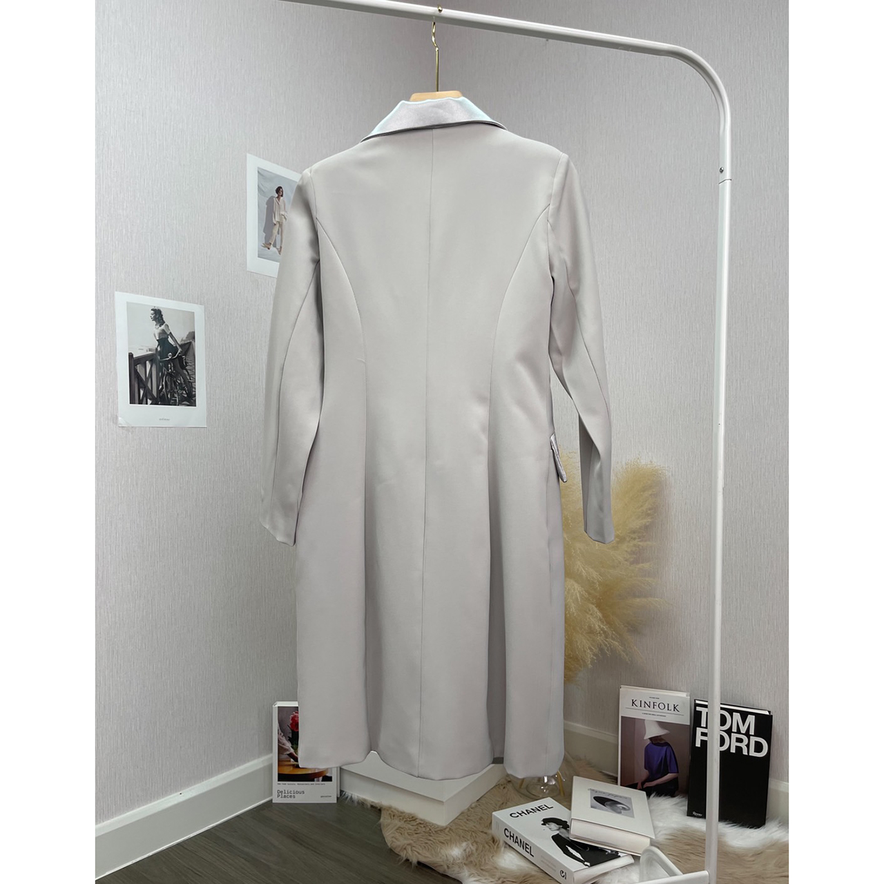 kudapy เดรสสูททรงสอบสีครีม/สีเทา เรียบหรู มีซับในทั้งชุด เป็นเดรสกระดุมหน้า กระเป๋าสามารถใช้งานได้จริง แต่งกระดุม 2 เม็ด