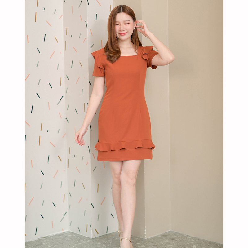kudapy เดรสสั้นสีส้มอิฐ/สีเขียว/สีเหลือง/สีชมพู คอเหลี่ยม ดีไซน์น่ารัก มีระบายที่รอบแขนและช่วงชายเดรสเพิ่มความหวาน ใส่ง่ายได้หลายโอกาส