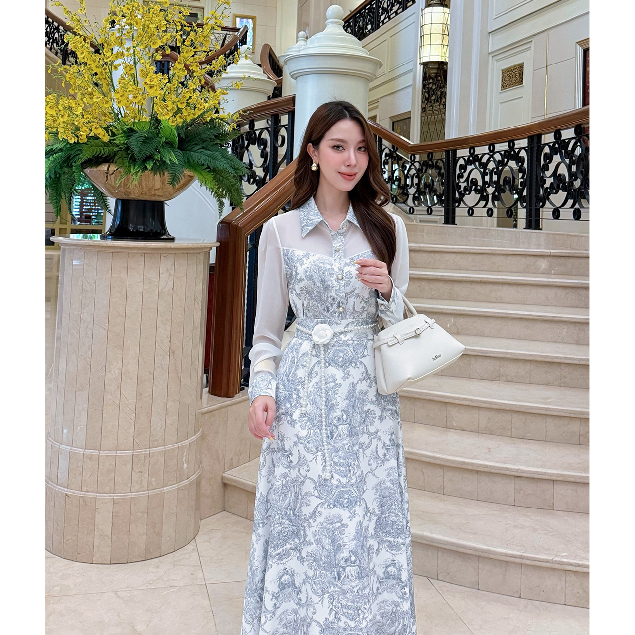 kudapy เซ็ทเสื้อมาพร้อมกระโปรงยาว ลายพิมพ์โทนสีฟ้า-ขาว สไตล์วินเทจ แขนเสื้อผ้าเชียร์บาง แขนยาว ปลายแขนตัดด้วยดีเทลลายเดียวกับกระโปรง