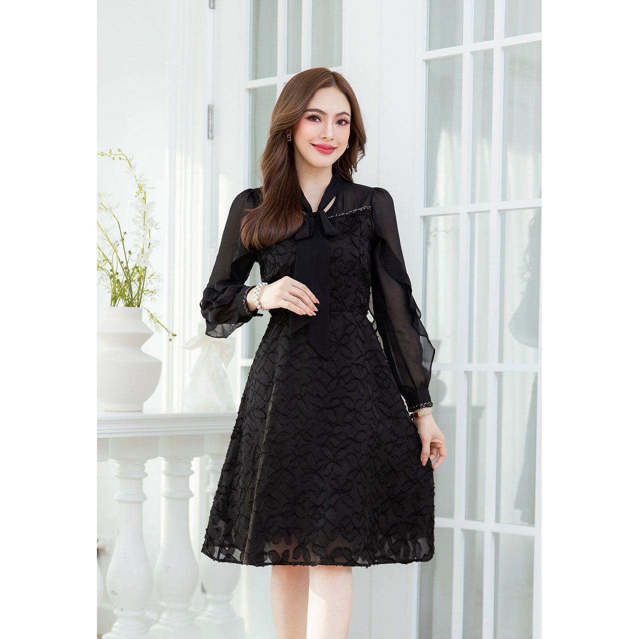 kudapy เดรสสั้นสีดำ/สีปูนแดง ผ้าทอเทคเจอร์ลายดอก แขนยาวชีฟอง มีดีเทลผูกโบว์ช่วงคอ แต่งอะไหล่ขอบด้ายช่วงอกและปลายแขน