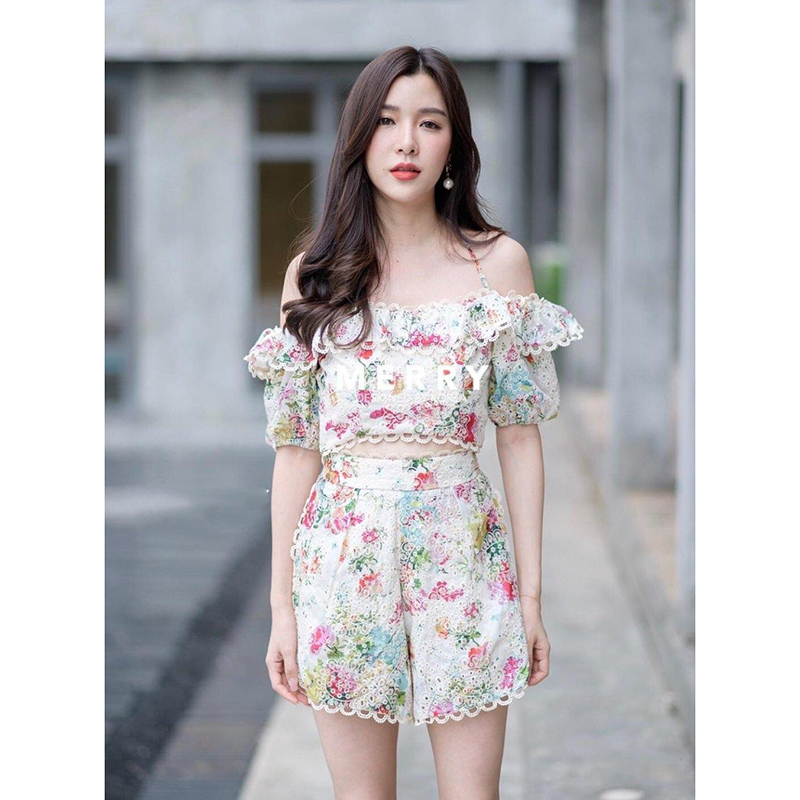 kudapy ชุดเชทเสื้อเปิดไหล่สีขาวครีม ช่วงแขนแต่งแขนตุ้กตา แต่งระบายรอบตัว