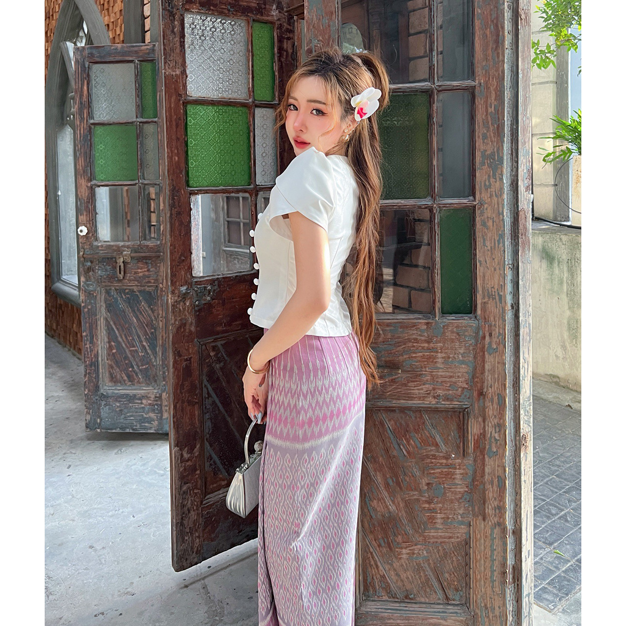 kudapy ชุดเซ็ทเสื้อคอกลมแขนสั้นทรงกลีบบัว แต่งกระดุมปั้มด้านหน้า สีขาวมุข งานผ้าไหมหนานิ่มผ้าถุงสำเร็จรูป ซิปหลัง