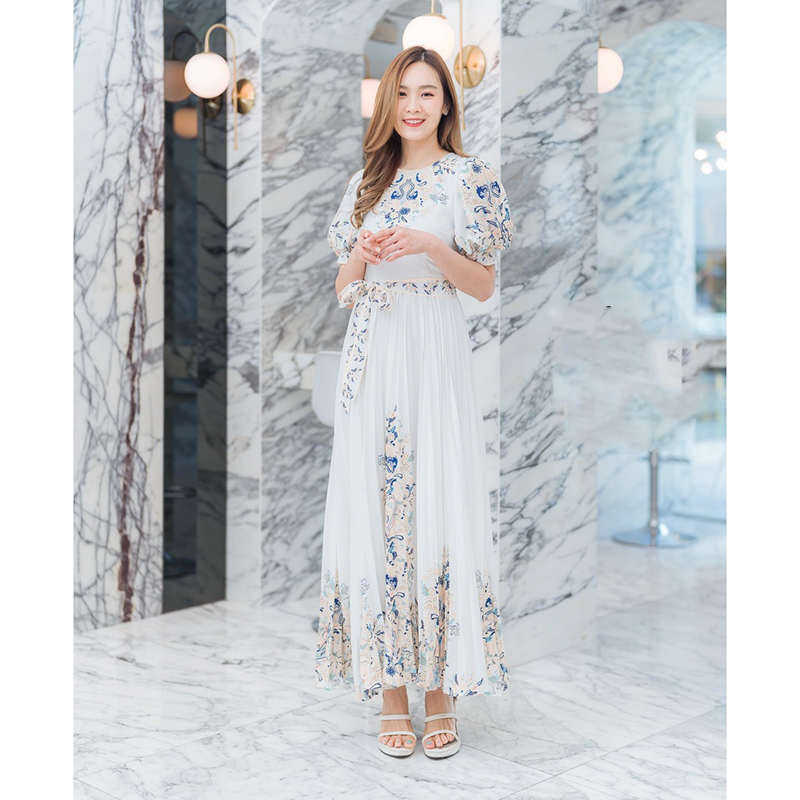 kudapy เดรสยาวสีชมพู/สีขาว กระโปรงอัดพลีทผ้าซาติน+เชือก