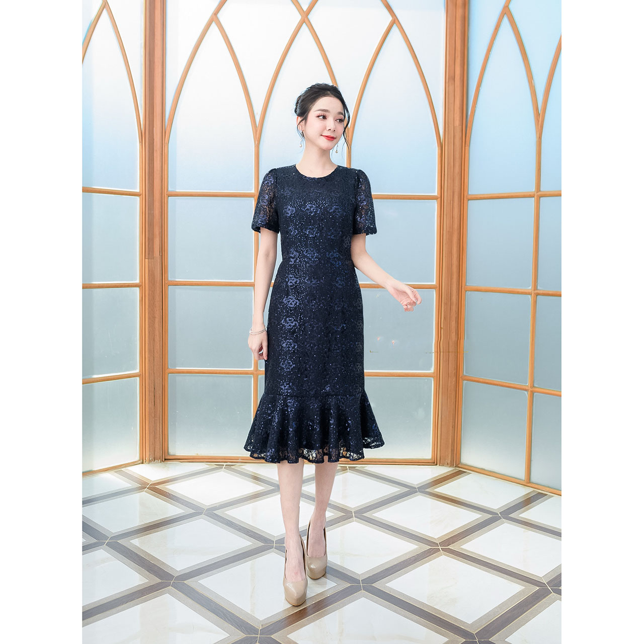 kudapy เดรสสั้นสีแดงไวน์/สีกรม ลูกไม้นิ่มผ้า แต่งด้วยเลื่อมทั้งชุด ดีไซน์ระบายชายเป็นพวงหางปลา