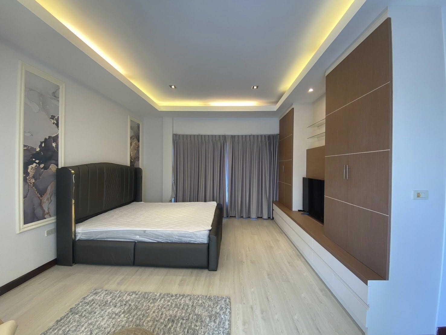 หมู่บ้าน Noble Tara Pattanakarn (โนเบิล ทารา พัฒนาการ) บ้านเดี่ยวขนาดใหญ่2ชั้นหลังมุม โซนพื้นที่ ARL MRT หัวหมาก ให้เช่าและขายห้อง เนื้อที่ 134 ตารางวา พื้นที่ใช้สอย 550 ตารางเมตร 5 ห้องนอน 6 ห้องน้ำ 1 ห้องนั่งเล่น