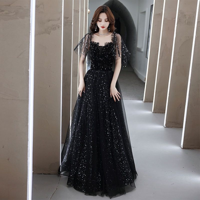 kudapy (พรีออเดอร์ 15-30 วัน) ชุดราตรีไปงาน ชุดราตรียาวเปิดไหล่สีดำ ด้านในเป็นงานซาตีนใส่สบาย ด้านนอกเป็นผ้ามุ้งแต่ง Glitter เพิ่ม Detail ด้านหน้าอกตามแบบ