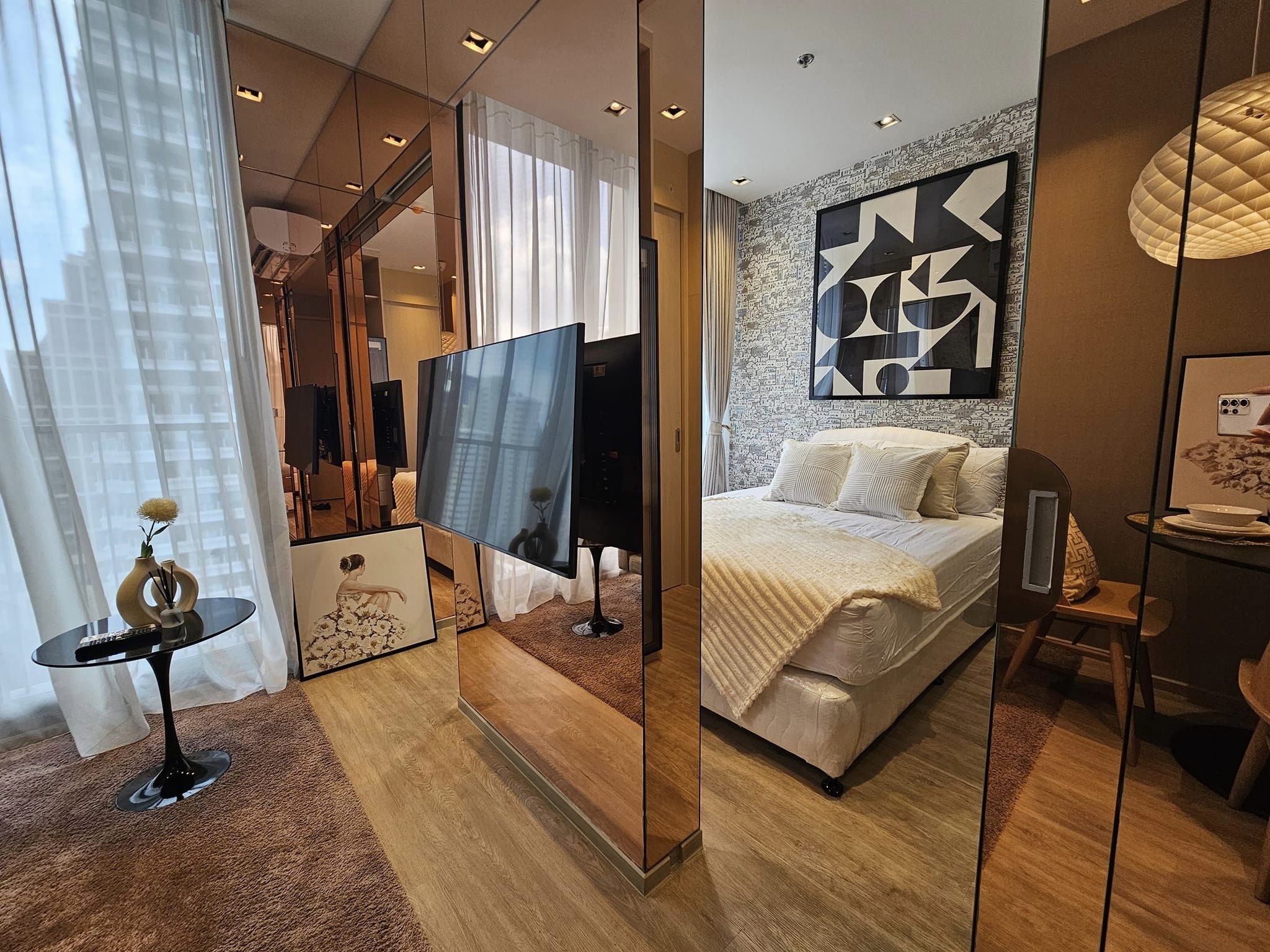 สนใจชมห้องติดต่อได้เลย Line ID: Smile-easy ปล่อยเช่าคอนโด NOBLE STATE 39 (โนเบิล สเตท 39) - 1ห้องนอน 1ห้องน้ำ 1ห้องนั่งเล่น - ใกล้ BTS พร้อมพงษ์ - ขนาดห้อง 30 ตรม. ชั้น 19