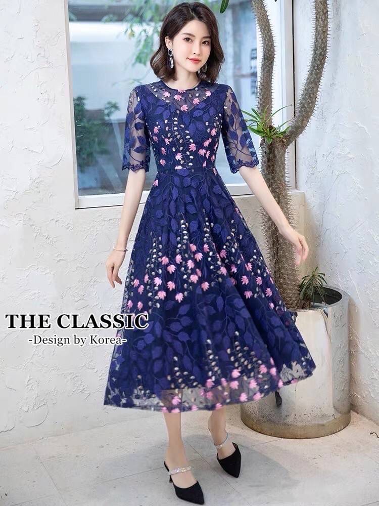 kudapy เดรสยาวงานปักดอกไม้ ใช้ผ้าเนื้อดีปักลวดลายดอกไม้เล็กๆหลากสี กระจายทั้งตัว ช่วงอกซีทรูเล็กน้อย