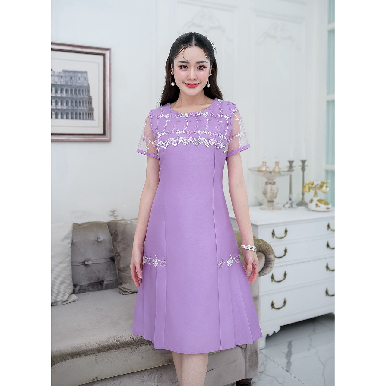 kudapy เดรสสั้น ผ้าไหมกระโปรงทวิสลูกไม้ปัก กระโปรงเป็นทรงเอ ด้านข้างทำเป็นจีบทวิสทั้งสองข้าง แต่งลูกไม้ดอกไม้ทูโทนประดับทั้งสองด้าน