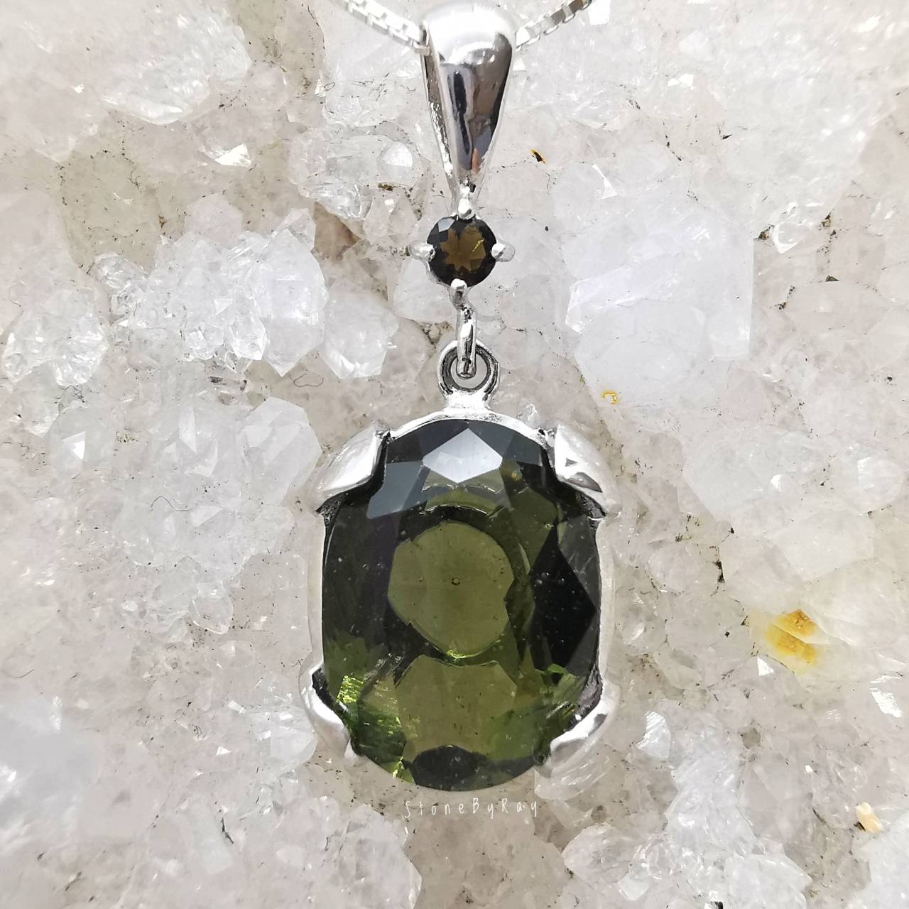 สร้อยคอเงินจี้สะเก็ดดาวโมดาไวท์กับสะเก็ดดาวสีดำ Moldavite+Tektite