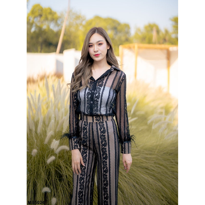 kudapy ชุดเซทสีฟ้า/สีดำ เสื้อติดกระดุมด้านหน้า กางเกงขายาวทรงกระบอกผ้าซีทรูลายลูกไม้ ตกแต่งด้วยขนนกปลายแขน มีซับเฉพาะส่วนของกางเกง