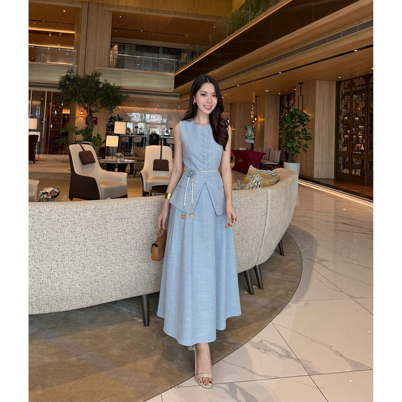 kudapy ชุดเซ็ทเสื้อแขนกุดทรงเข้ารูปแต่งกระดุมปั้ม พร้อมกับกระโปรงยาวเย็บจับจีบเอวสูง ซับในเป็นผ้าซาตินอย่างดี